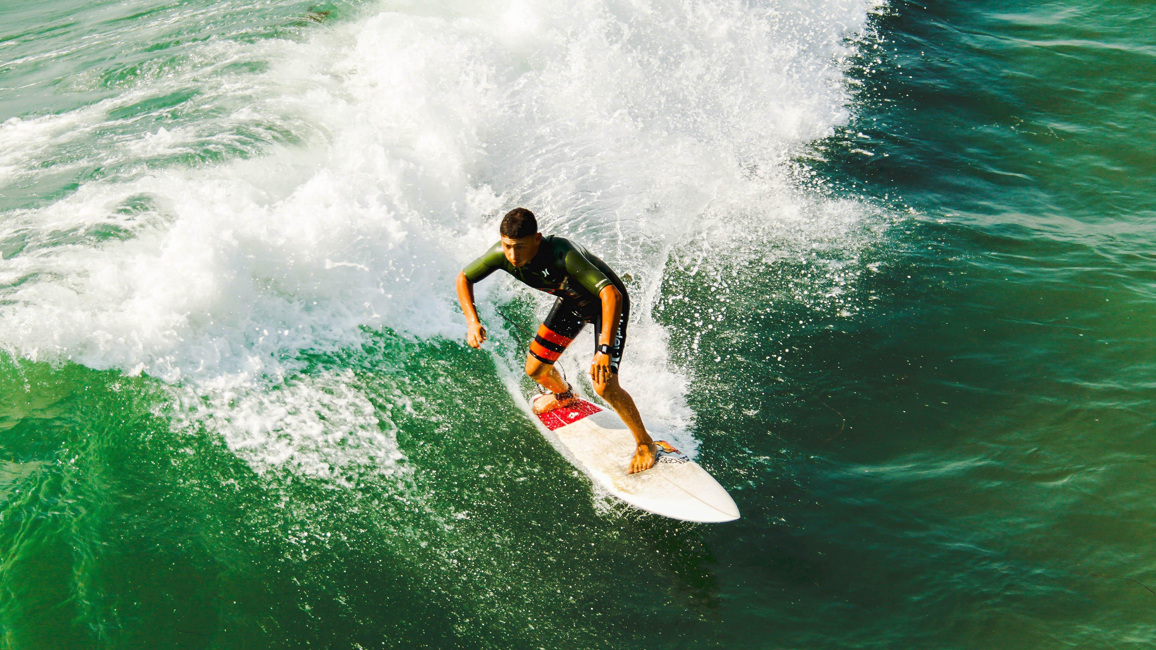 巴塞罗那客场力克奥萨苏纳豪取七连胜 拉菲尼奥梅开二度助球队登顶积分榜